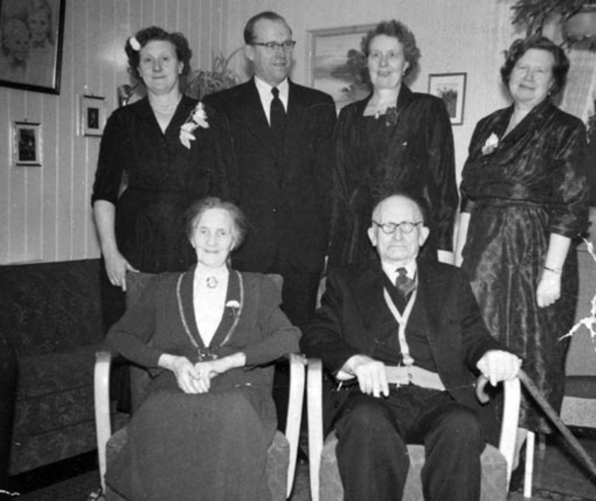 Anno Domkirkeodden, Familien Johansen, Nord Grefsheim, Nes, Hedmark. Fra venstre er Marit Torsteinsdatter Presthegge f.1881, Ludvig Johansen f.1881. Deres voksne barn er Lovise Margrete f.1905 , Birgit Lovise (1907-1966), Fredrik f.1909, Thea f.1913.