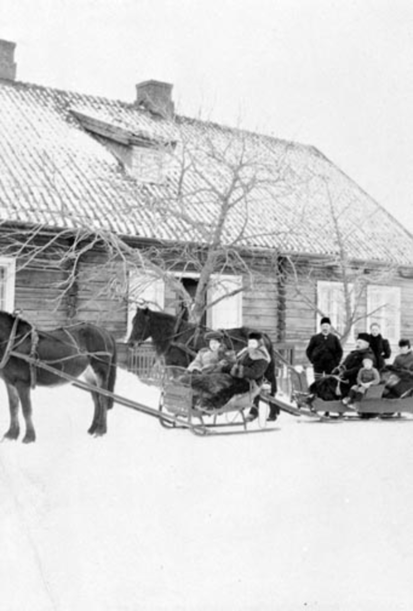 Anno Domkirkeodden, Heggen, Helgøya. 2 hester med sluffe og folk foran hovedbygningen.