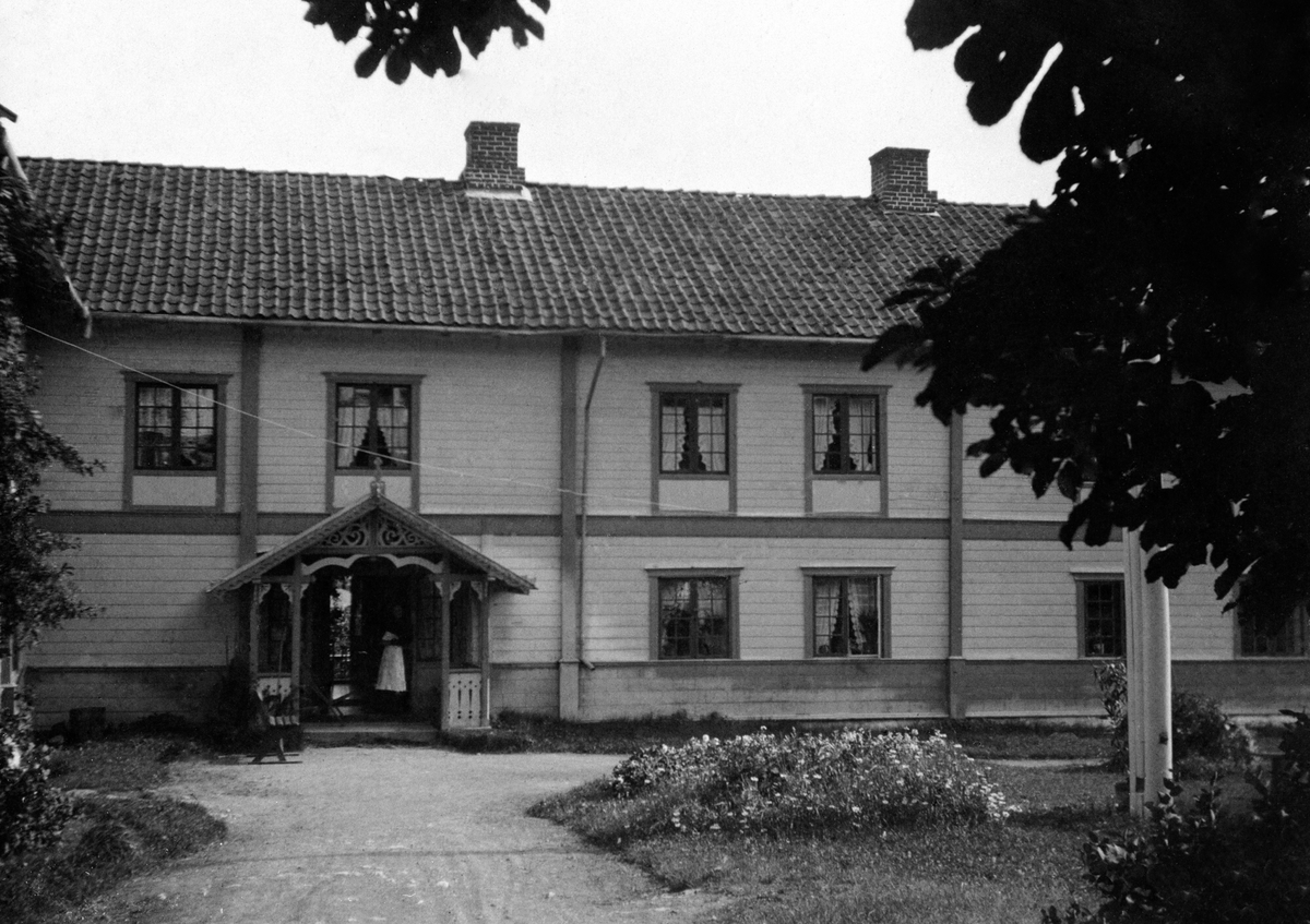 Anno Domkirkeodden, Eksteriør, hovedbygningen på Ousdal nordre, Nes, Hedmark. Inngangsparti i sveitserstil.
