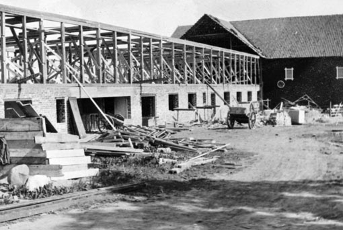 Anno Domkirkeodden, Påbygg på låven på Hoelstad, Nes, Hedmark.