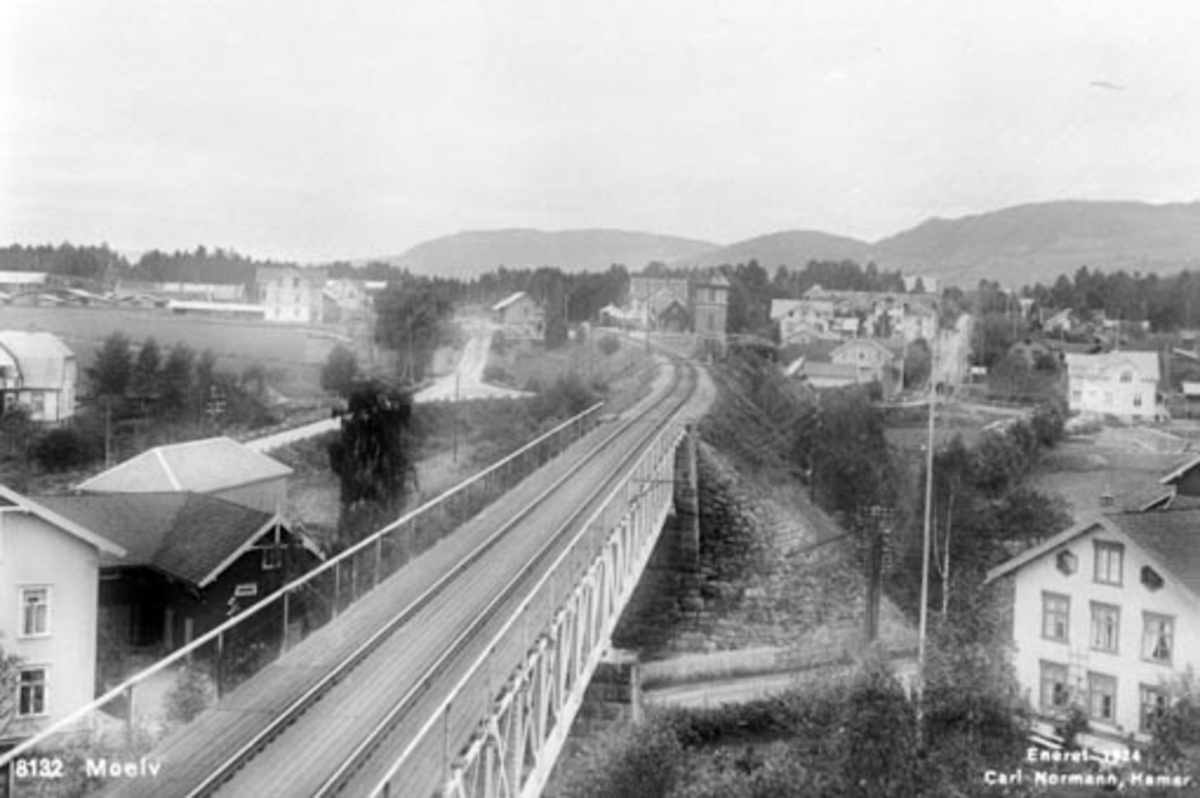 Anno Domkirkeodden, Moelv sentrum sett fra jernbanebrua, til venstre Moelv elektro, til høyre Brovold nedre, Moelv stasjon, Storgata.