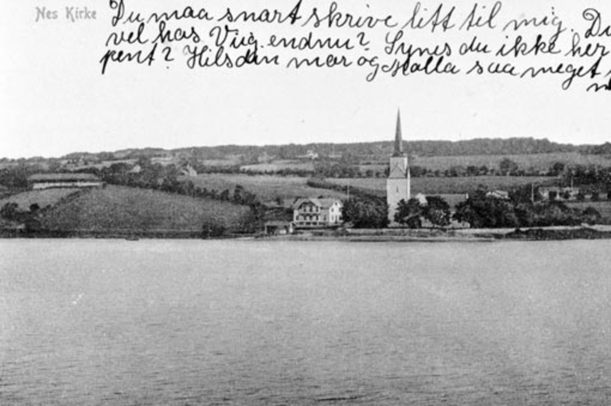 Anno Domkirkeodden, Oversikt Tingnes, Nes kirke, brygge, sett fra Mjøsa, Nes, Hedmark. Postkort.