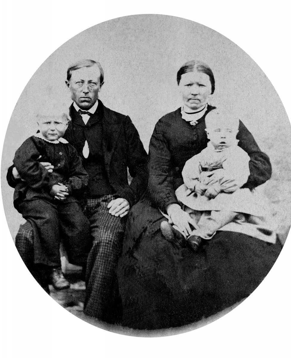 Anno Domkirkeodden, Familie, Johannes Monsen F: 1833, Kristine Pedersdatter Mælum (1829-1901), barna er trolig Mons Petrus F: 1865, Bernhard Martin F:1868, Mælum nordre, Nes, Hedmark.