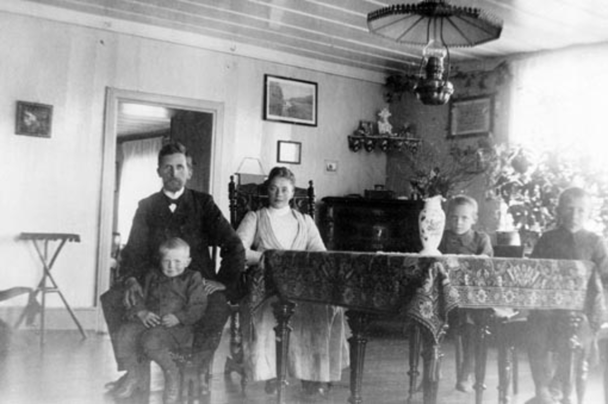 Anno Domkirkeodden, Interiør i storstue i hovedbygningen på Mengshoel, Nes, Hedmark. Even Mengshoel (1870-1913) og Marthe Mengshoel med sønnene Jens (1897-1971), Andreas (1899-1933) og Leif (1902-1988).