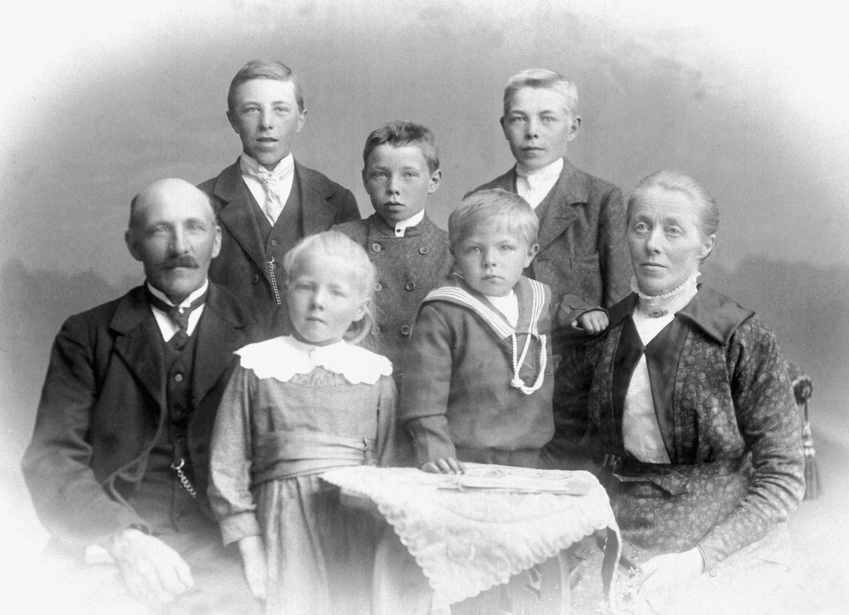Anno Domkirkeodden, Familian Gaalaas på Eriksrud, Stavsjø, Hedmark. Foran fra venstre er far Gustav Olsen Gaalaas (1873-1956), Gerda (1911-1997), Reidar f.1914, mor Agnes Larsdatter Bye (1874-1946). Bak fra venstre er Oskar (1902-1980), Erling (1909-1970), Lars f.1904.