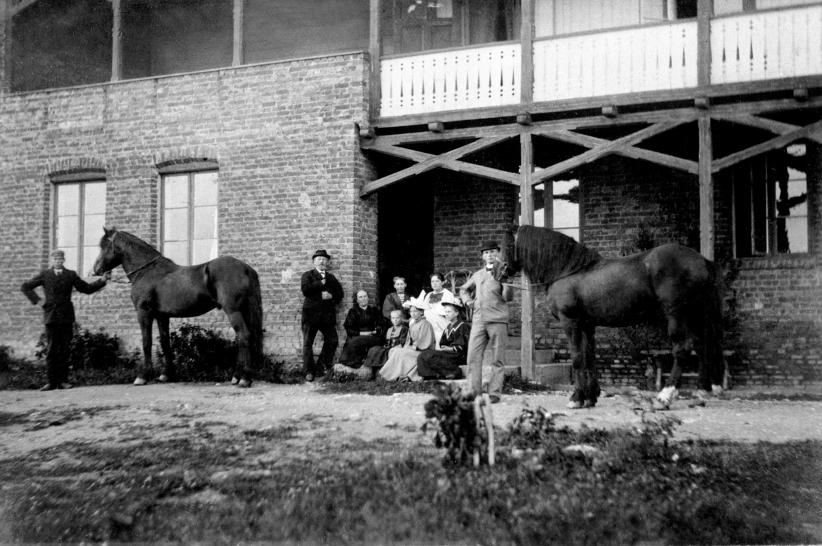 Anno Domkirkeodden, Folk og hester foran hovedbygningen på Mengshoel, Nes, Hedmark.