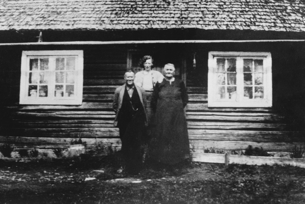 Anno Domkirkeodden, Stua i Klungseth-Amerika, Stavsjø med Johan Larsen f.1876 og Helene Larsen f.1874. Bak er barnebarnet Helga Tørud Pettersen.