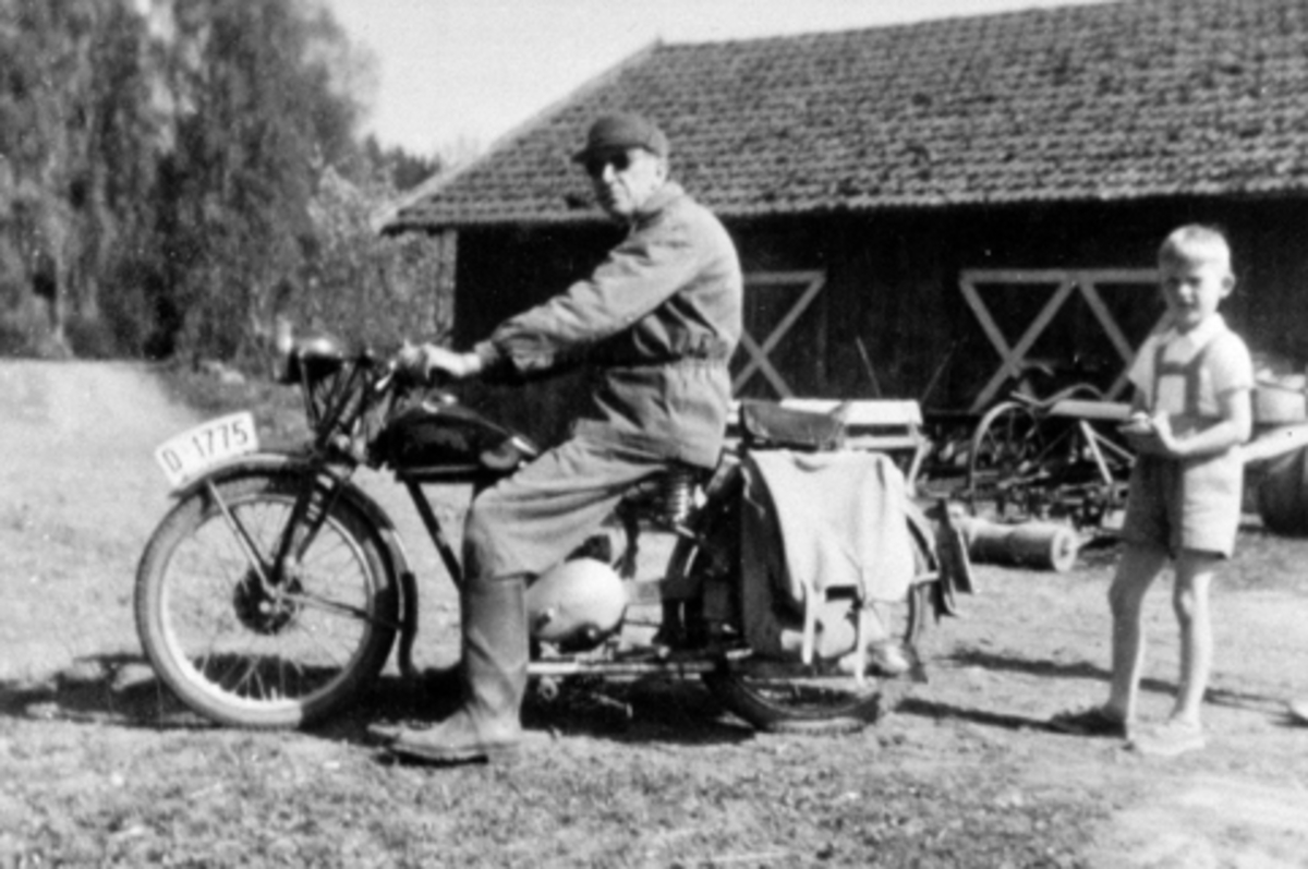 Anno Domkirkeodden, Postmann Per Post leverer post på Sendstad, Nes, Hedmark. Peder Nilsen på motorsykkel. Tempo med Villiersmotor. Erling Senstad f.1948.
