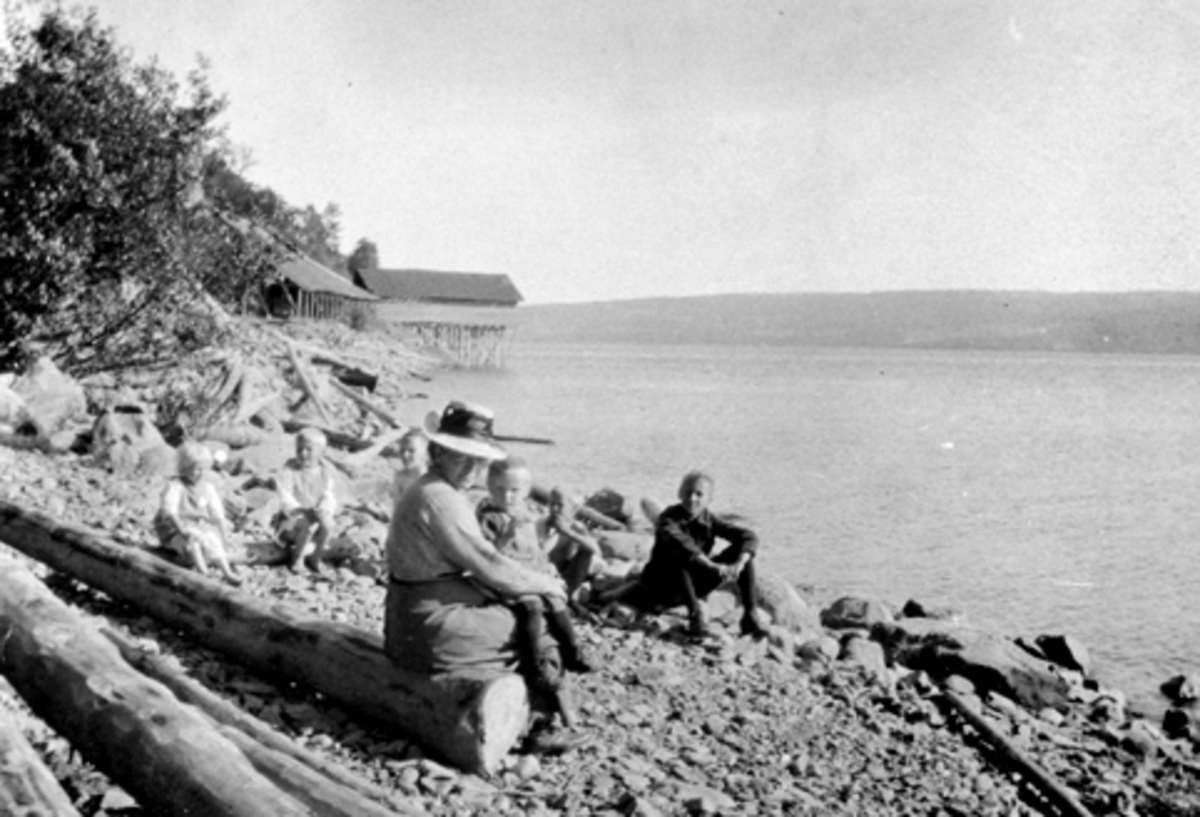 Anno Domkirkeodden, Søndagstur. Louise Sendstad (1881-1955) med tre barn. Sendstad teglverk, Nes, Hedmark i bakgrunnen.