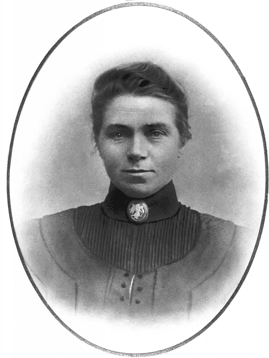 Anno Domkirkeodden, Portrett av Lena Sendstad (1865-1940). Lærer ved Dæhli skole, Nes, Hedmark.