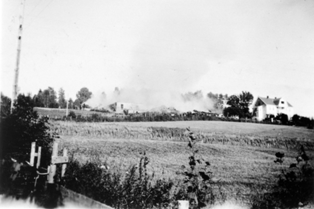 Anno Domkirkeodden, Låven på Lie øvre, Nes, Hedmark brenner i 1939.
