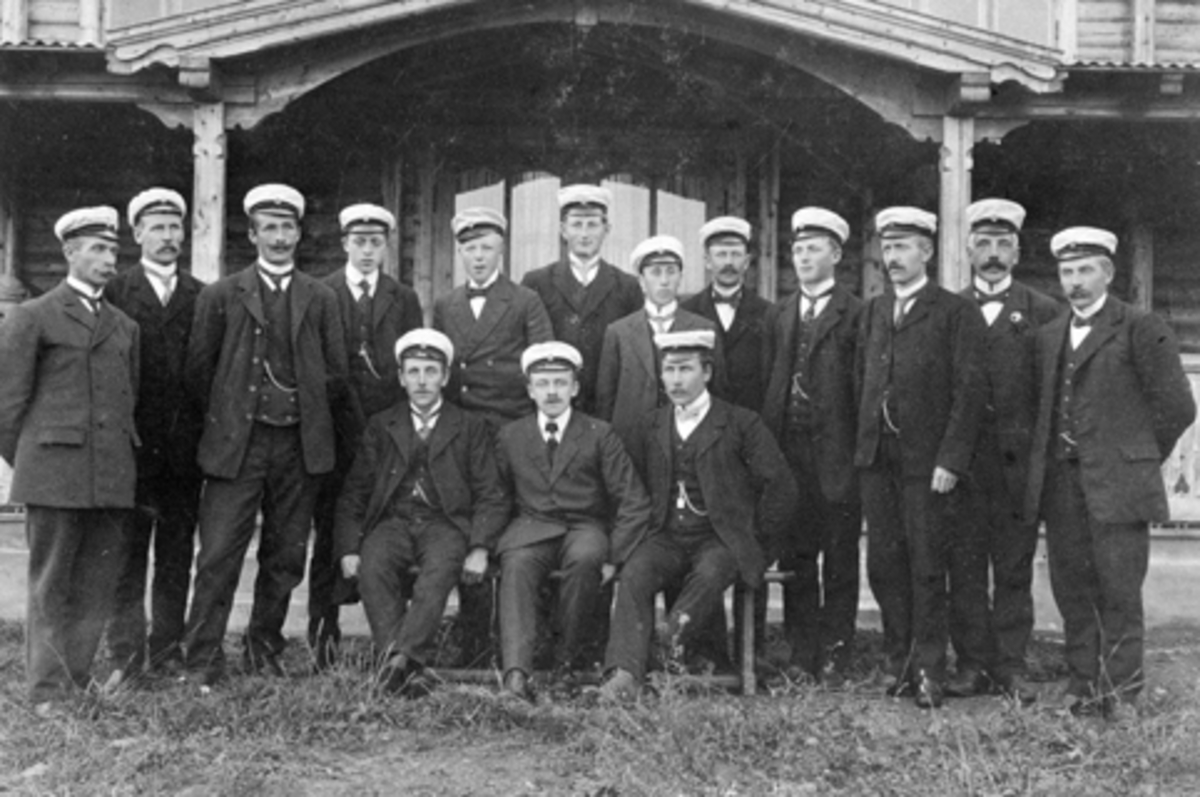Anno Domkirkeodden, Stavsjø Mannskor utenfor lokalet Fredvang. Sangkor. Dirigent Petter Stenersen (d 1918) sittende i midten, de andre er ukjente.