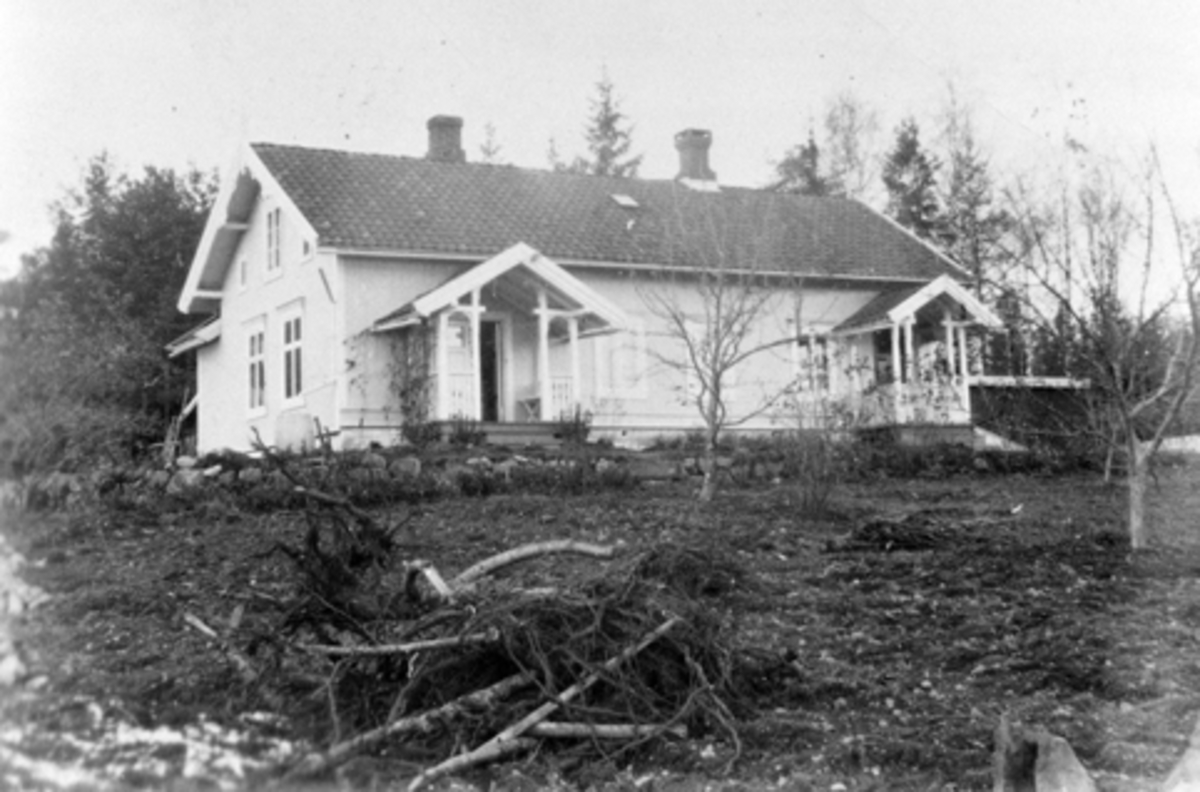 Anno Domkirkeodden, Eksteriør. Høylund nedre, Nes, Hedmark. Landhandleri fra 1913. Var i drift enda i 2004.