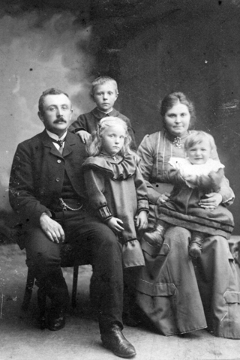 Anno Domkirkeodden, Portrett av familien Kise på Kise nordre, Nes, Hedmark. Fra venstre er Johan Axel Helfred Kise (1876-1957), Henriette Amalie (1901-1909), Grethe (1878-1960), Peder Jonas f.1905. Bak er Einar Mikal Hieronimus (1899-1962).