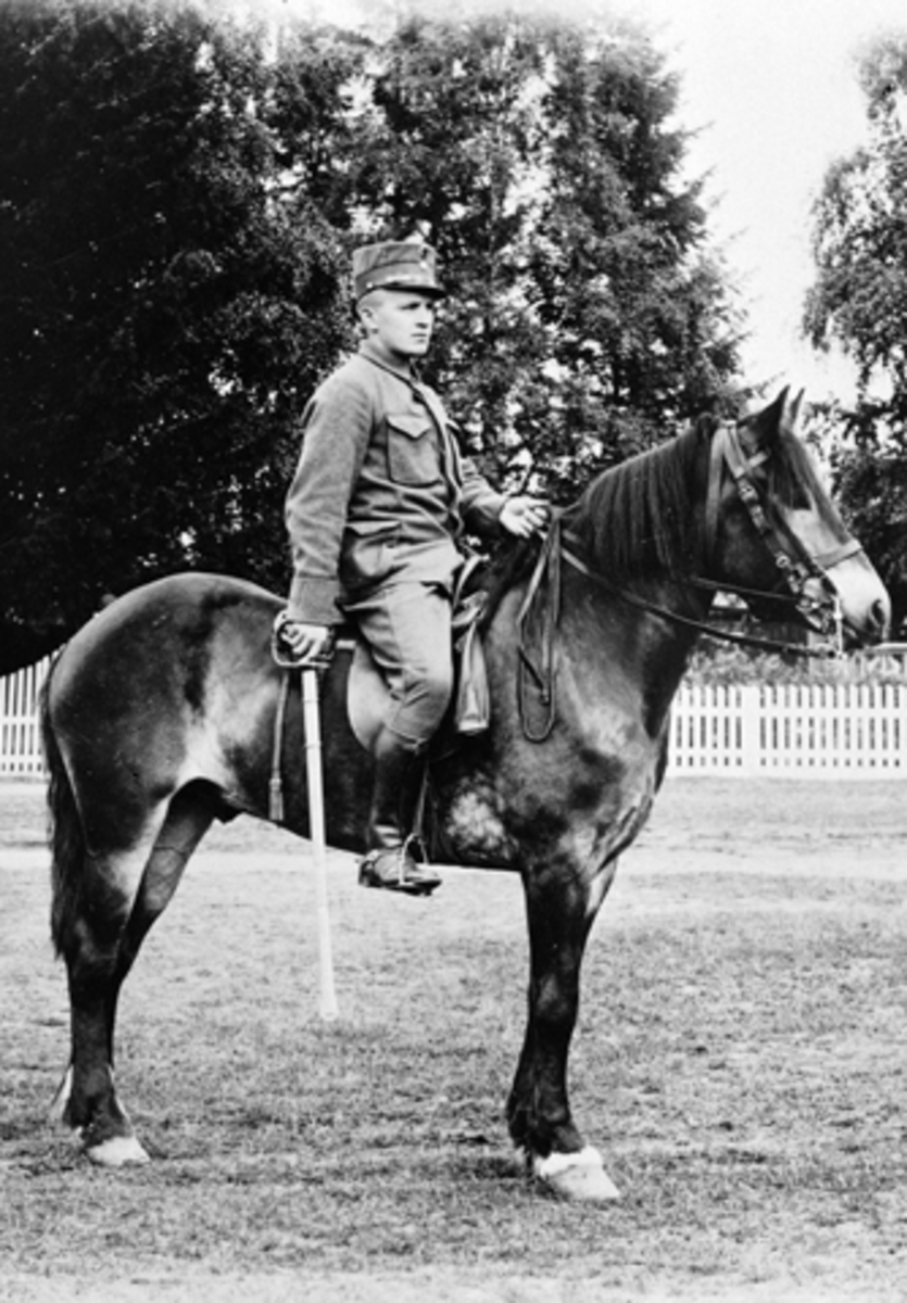 Anno Domkirkeodden, Morten Kongsrud (1902-1984) til hest i militæruniform. Nes, Hedmark.