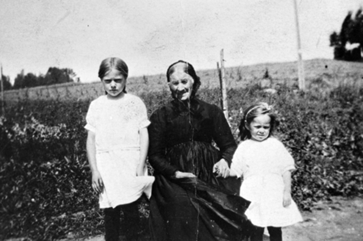 Anno Domkirkeodden, Fredrikke Lie (1824-1924) med oldebarna Martha Borgny f.1911 (gift med Morten Kongsrud) og Fredrikke Olaug f.1915 (gift med Hans Wold). Lie nedre, Nes, Hedmark.