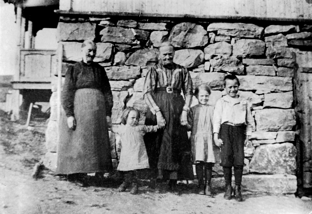 Anno Domkirkeodden, Oldemor Fredrikke Lie (1824-1924 og bestemor Berthe Lie (1874-1936) med barnebarna Fredrikke Olaug f.1915, Martha Borgny f.1911, Asbjørn Sverre (1909-1974). Lie nedre, Nes, Hedmark.