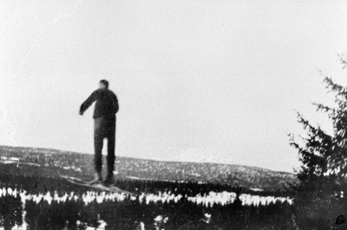 Anno Domkirkeodden, Skihopper Alf Johansen i svevet, hoppbakken ved Bonkerud seter, Philske Almenning, Ringsaker.