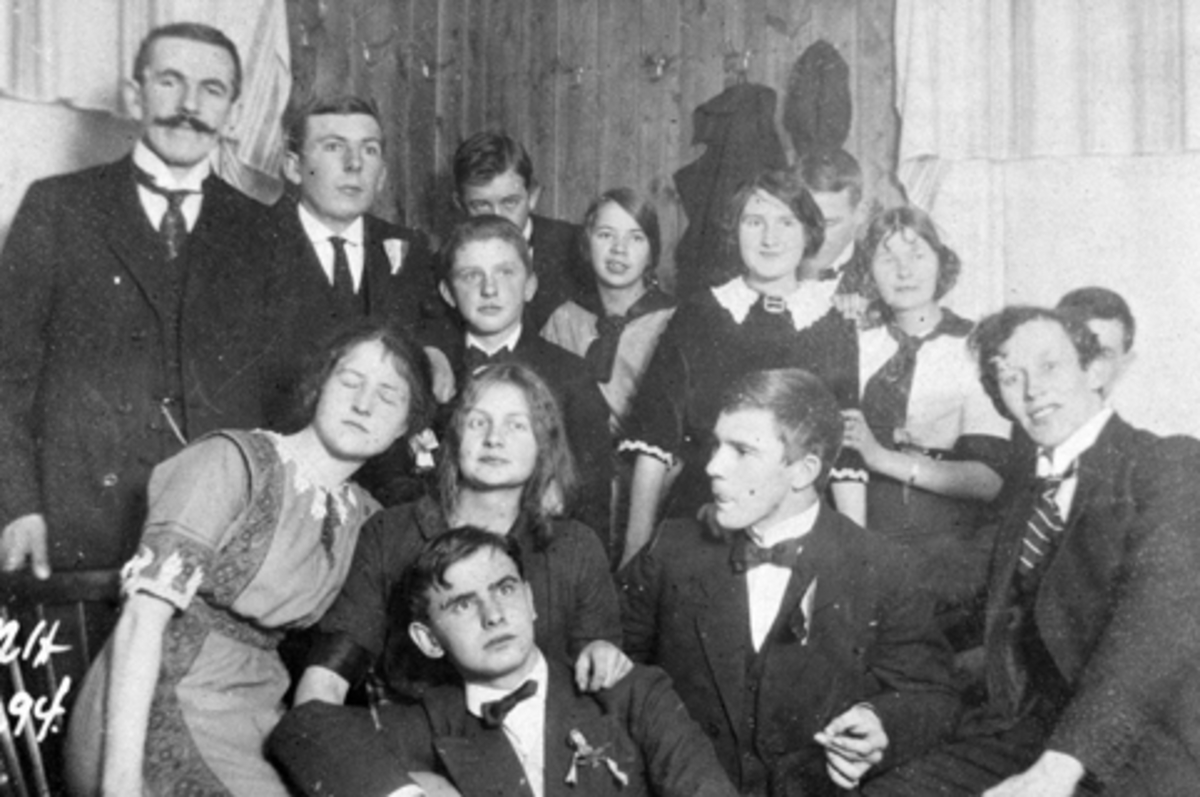 Anno Domkirkeodden, Gruppe ungdom fra Brumunddal Leseforening på Framheim. Til høyre foran er Ove Langmyhr.
