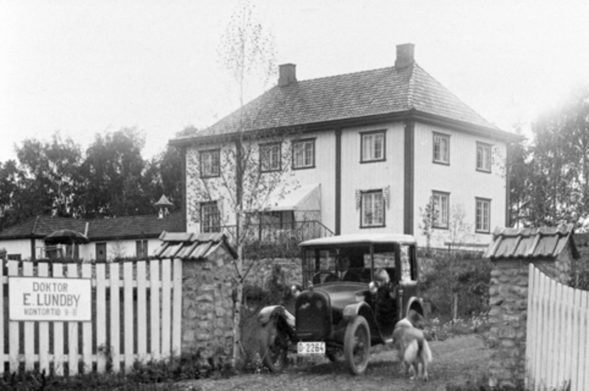 Anno Domkirkeodden, Eksteriør, Kongsvegen 1, Brumunddal, huset til doktor Einar Lundby. Ford D-2264 foran huset,