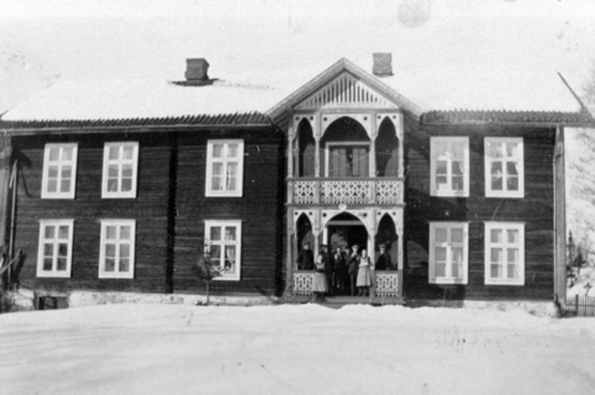 Anno Domkirkeodden, Eksteriør, hovedbygningen på Kinnli lille, folk ved inngangen, Ringsaker.