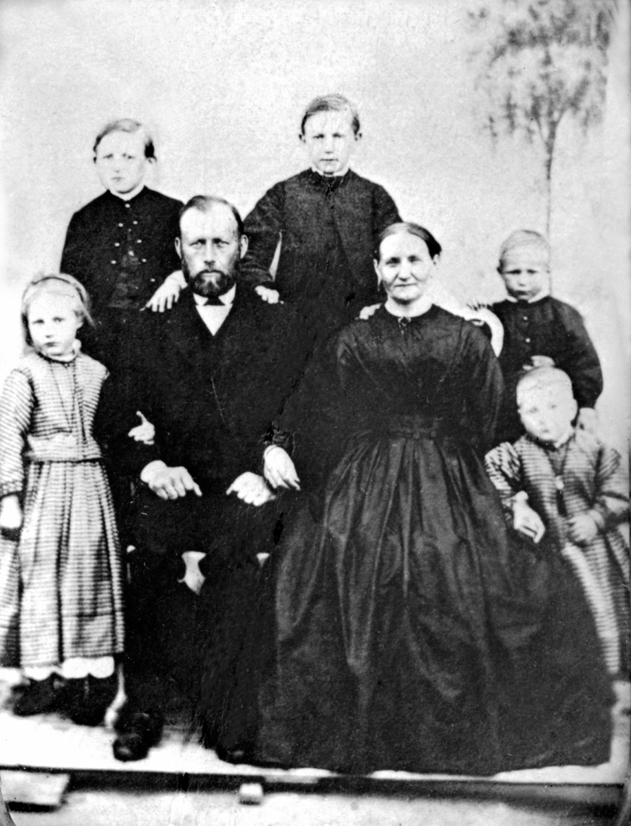 Anno Domkirkeodden, Jacob Olsen Lie (1832-1918) og Juline Mortensdatter Lie (1830-1911) med fem av sine barn. Dette er trolig Karl Sigvard (1859-1907), Ole Martin (1857-1933), Morten (1864-1878), Berthe (1862-1935), Syverine (1866-1923). Helgeby, Nes, Hedmark.