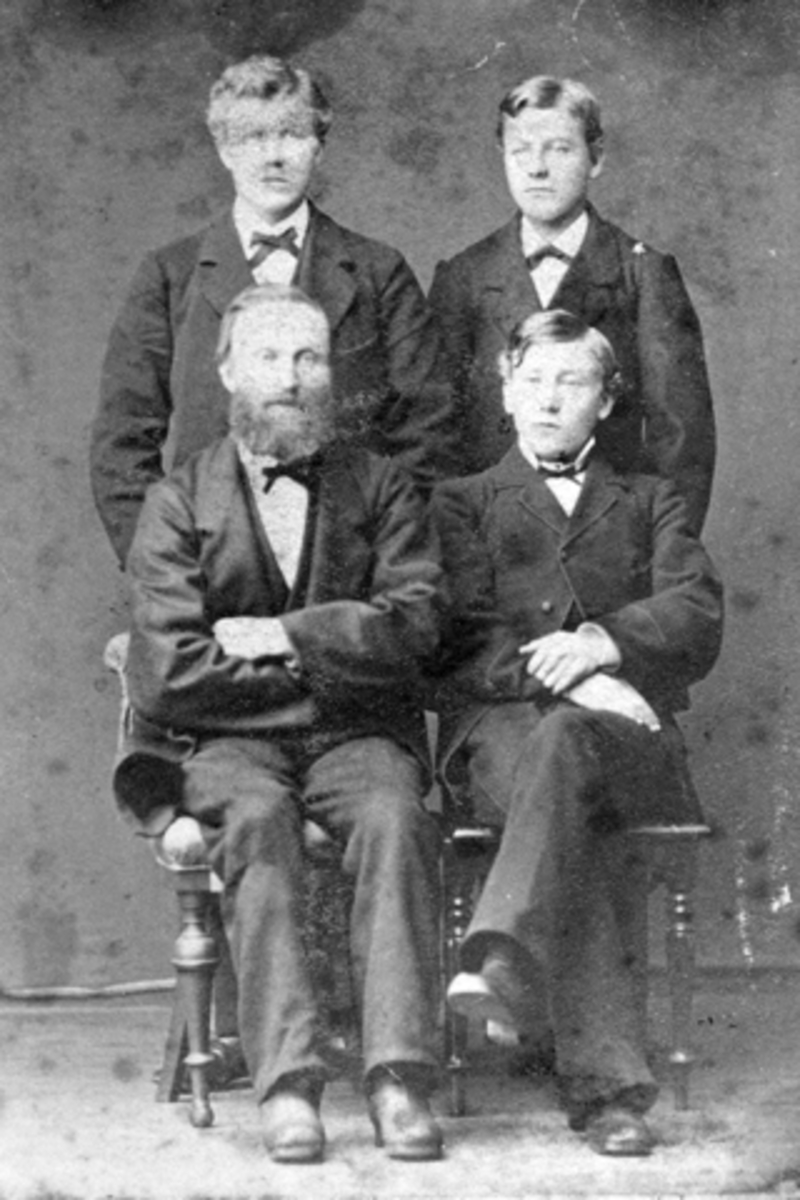 Anno Domkirkeodden, Lærer ved gamle Dæhli skole, Nes, Hedmark. Gudbrand Olsen Dæhli (1833-1912) med sønnene Ole f.1859, Hans (1860-1921) og Ludvig Gudbrandsen f.1862.