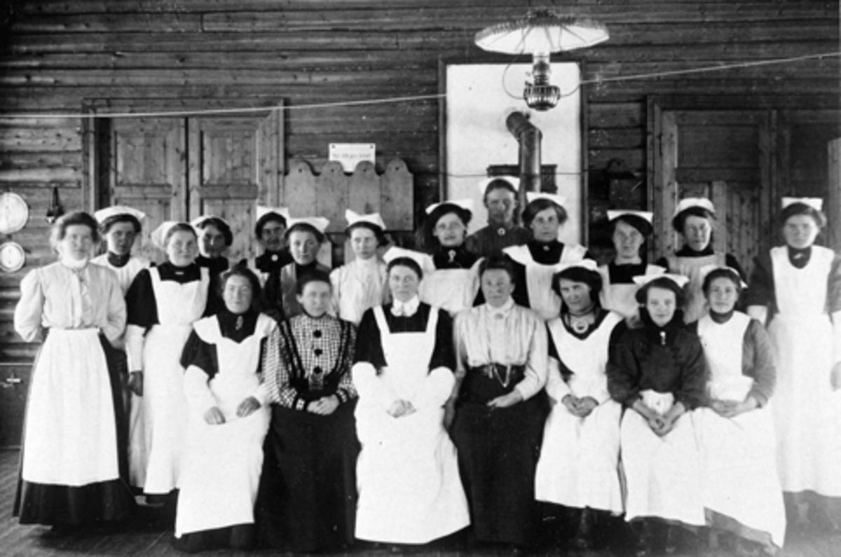 Anno Domkirkeodden, Gruppe damer på husholdningskurs, Solhaug, Nes, Hedmark.