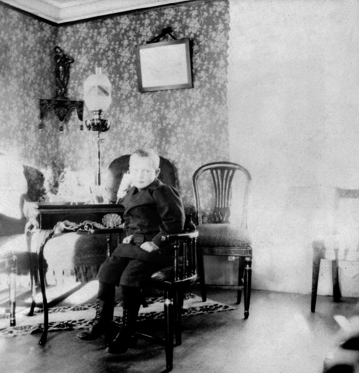 Anno Domkirkeodden, Interiør stue, salen på Helgeby, Nes, Hedmark. Gutten er Bjarne Dehli (1896-1962). Her ca. 4 år.