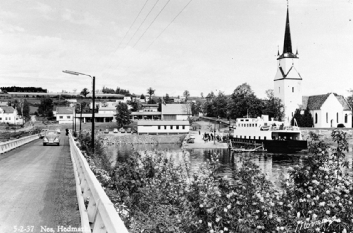 Anno Domkirkeodden, Oversikt over Tingnes, Nes kirke, Hamar-Kapp ferga ved brygga. Nessundet bru. Postkort.