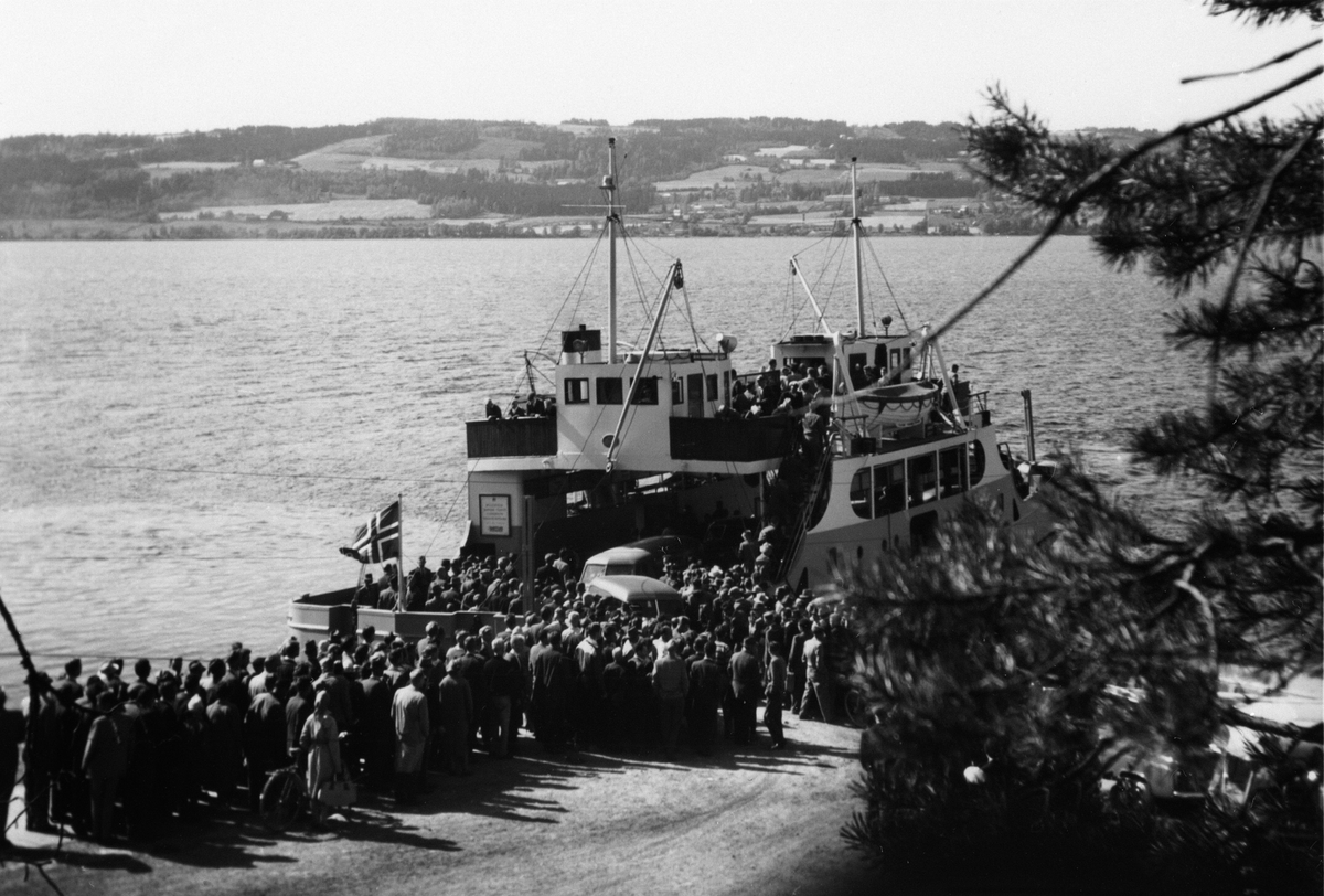 Anno Domkirkeodden, Mye folk på Smedstua brygge, Nes, Hedmark. Mjøsfærgen laster og losser folk.