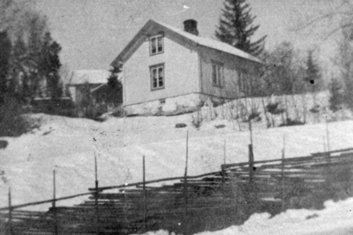 Anno Domkirkeodden, Eksteriør bolig. Brobakken, Nes, Hedmark. Skiveskigard i forgrunnen. Vinter.