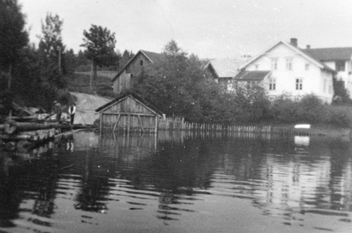 Anno Domkirkeodden, Flom i Mjøsa, 1927, Smedstua brygge, bildet tatt fra Mjøsa, Smedstuen nedre, Nes, Hedmark.