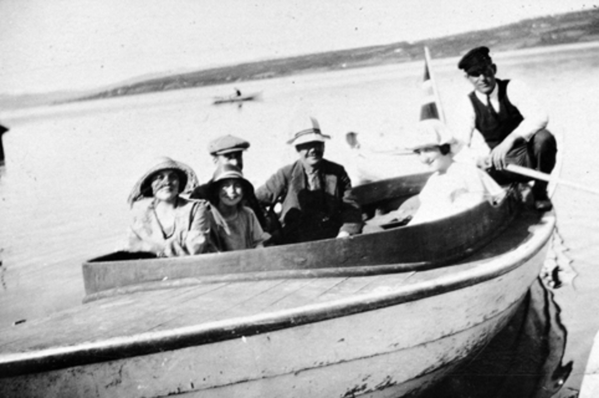 Anno Domkirkeodden, Motorbåt med 5 passasjerer og Nils Sørbo (1888-1970) fra Bakkom, Mengshoel som båtfører.