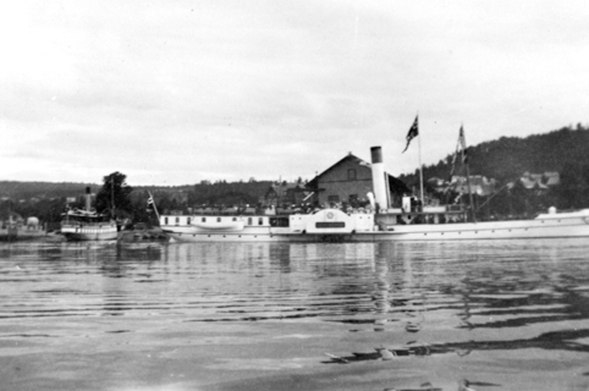 Anno Domkirkeodden, D.S Gjøvik og D.S. Skibladner ved Gjøvik brygge.