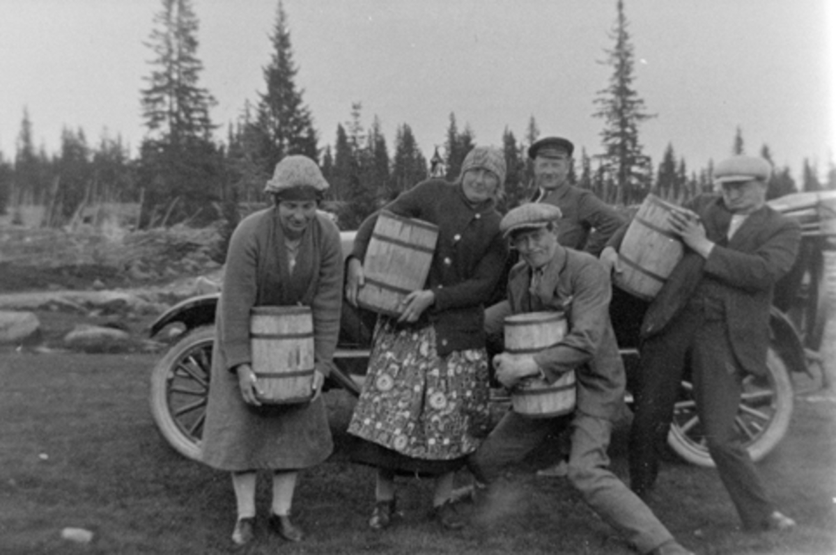 Anno Domkirkeodden, Med trebutter på multetur, Bjønnåsen, Ringsaker. Fra venstre Kari Tingelstad, Kristine Langmyhr, Ove Langmyhr, Ola Tingelstad, Johansen. Bil i bakgrunn.
