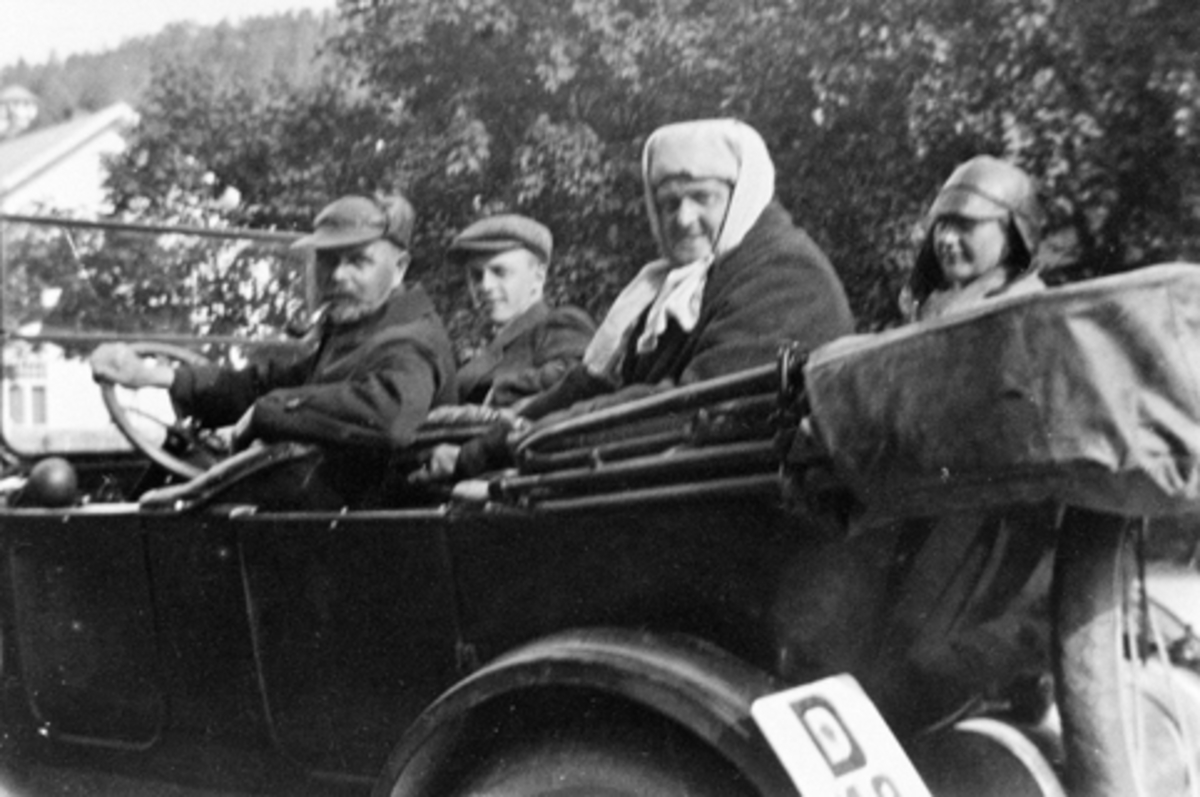 Anno Domkirkeodden, Biltur med D-48. Mils Ambli og sønnen Alfred, fru Ambli og Kristine Langmyhr i baksetet, Ringsaker.