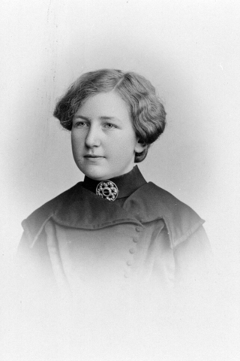 Anno Domkirkeodden, Portrett, Kristine Langmyhr F: Lundby 06. 06. 1890, Lundby, Brumunddal.