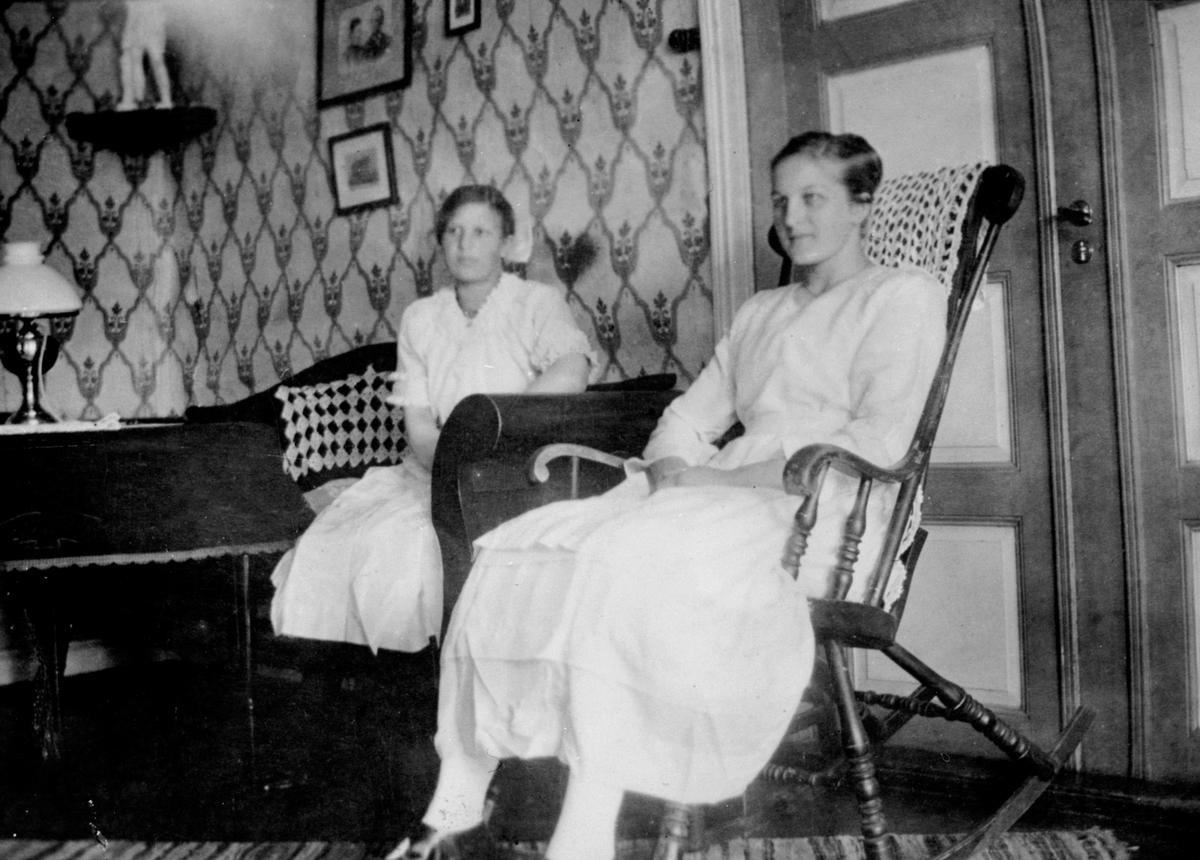 Anno Domkirkeodden, Interiør fra hagestuen på Sandvold, Nes, Hedmark. 2 damer, Marie Helgeby (1902-1979) og Aslaug Helgeby (1898-1977).