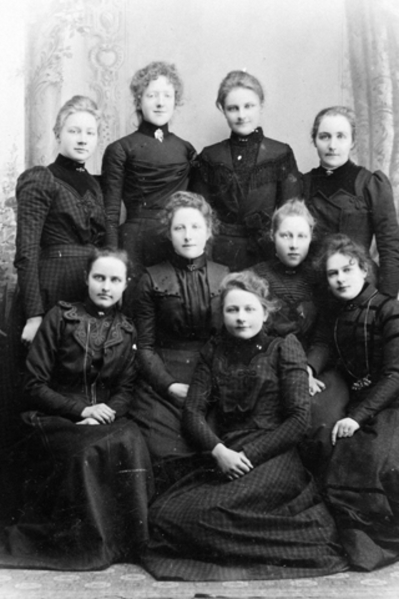 Anno Domkirkeodden, 9 unge damer. 1. rekke fra venstre er Berthe Hellerud F:Kvarberg, Oline Berg F.Lundby, Julie Opsahl F.Narud. I midten er Juliane Høsbjør F.Narud, Mina Lundby. Bak fra venstre er ukjent, Hilda Gålås, Kjersti Jevanord F.Sollerud, ukjent.