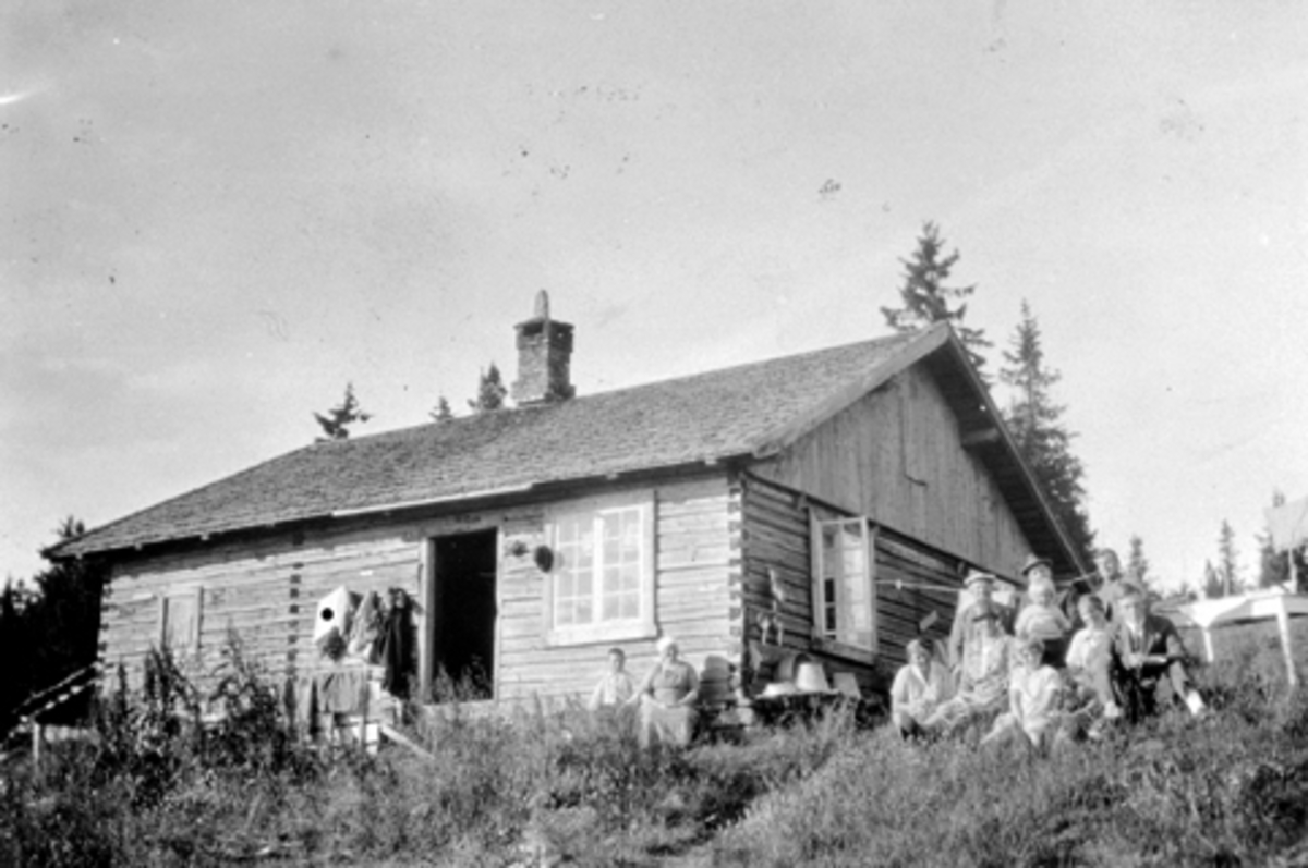Anno Domkirkeodden, Eksteriør, gruppe personer foran størhus, seter, Øyungen, Ringsaker.