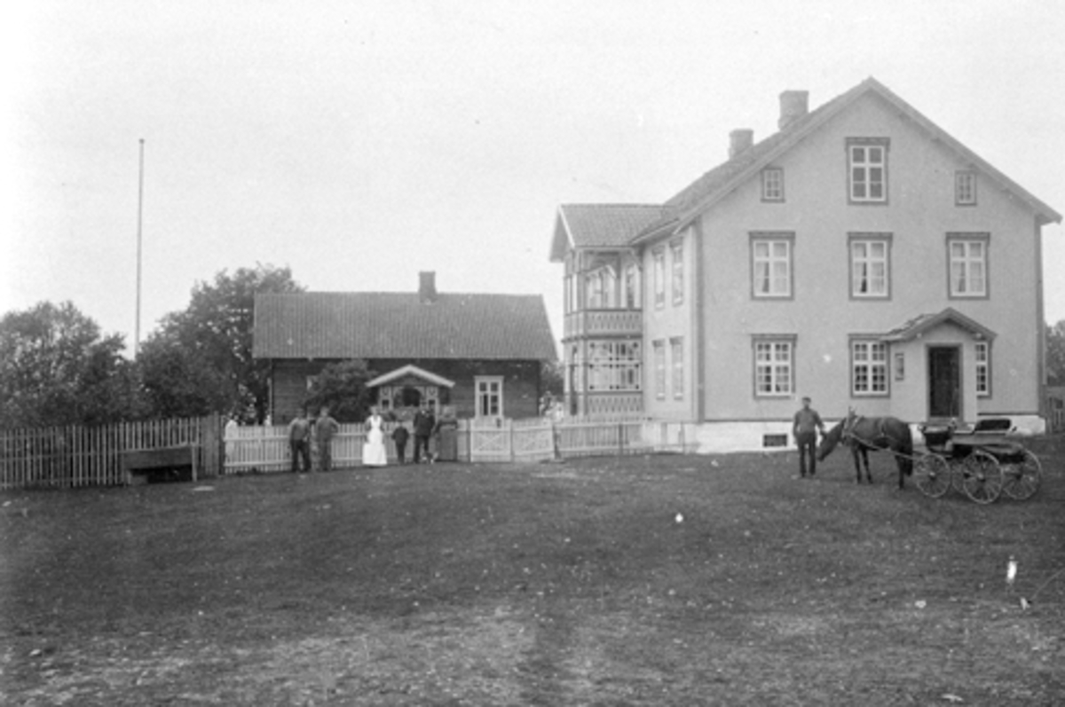 Anno Domkirkeodden, Eksteriør. Gardsbruk. Vetten gård, Furnes, Ringsaker. Folk og hester på tunet.