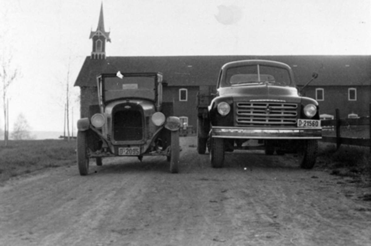 Anno Domkirkeodden, To lastebiler oppstillt på gardstunet på Hoel gård, Nes, Hedmark. En Chevrolet 1928 modell D-2095 og en Studebaker 1951 modell D-21560. Eier av Chevroleten, Thore Edvartsen, eier av Studebakeren Hoel gård.
