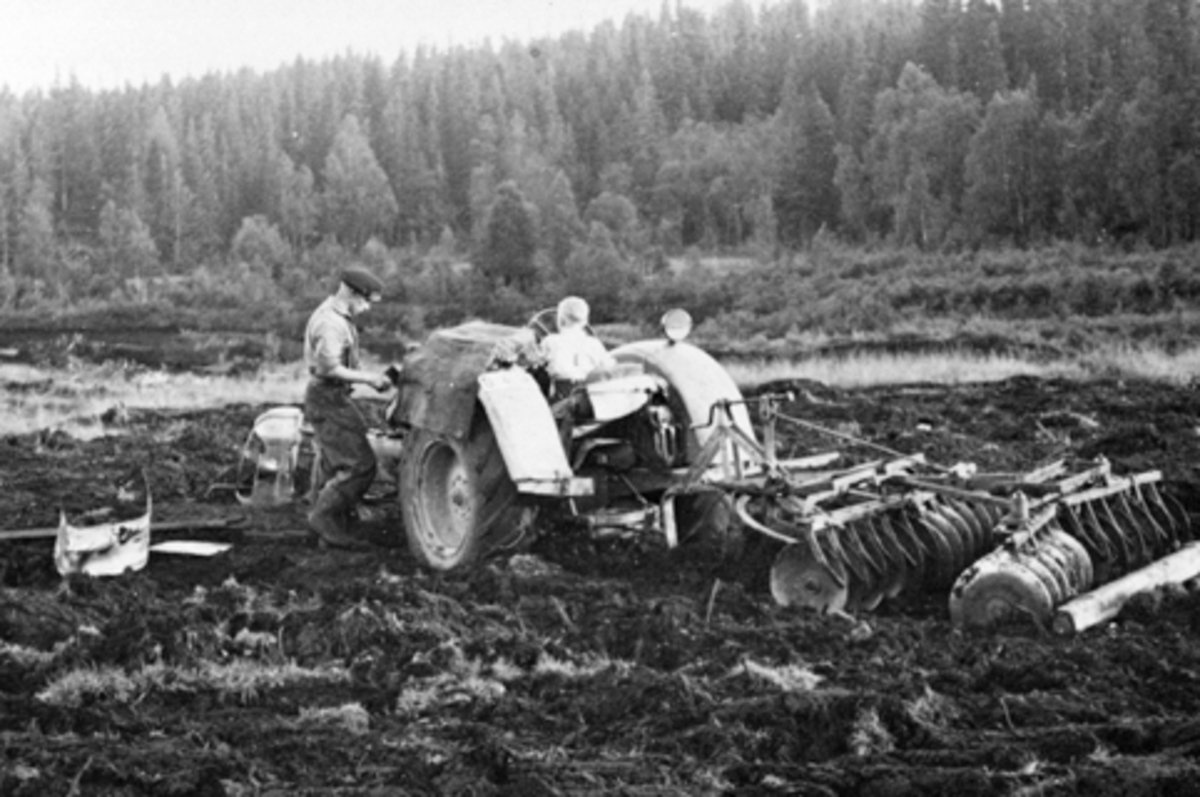 Anno Domkirkeodden, Nyrydding på Storbekkfeltet rett overfor Brumunddalsetra. Traktor med skålharv. Liten gutt på traktoren.