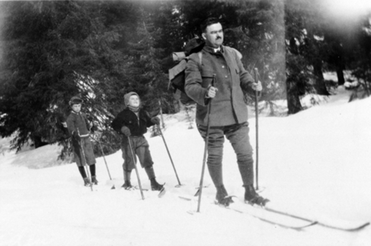 Anno Domkirkeodden, Oskar Huseby med barna Helmer Husebye og Jakob Børke på skitur i almenninga, Ringsaker.