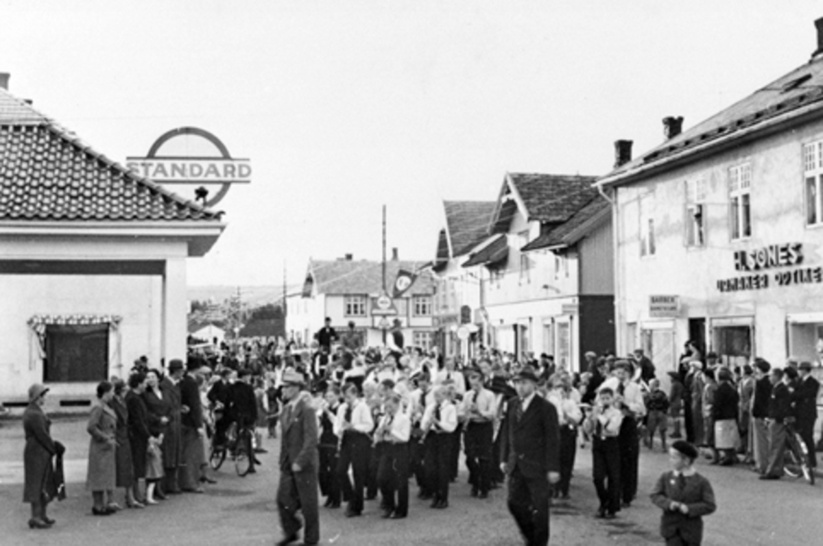 Anno Domkirkeodden, St. Hans opptog gjennom Brumunddal sentrum, riksveg 50. Musikkorps i spissen.