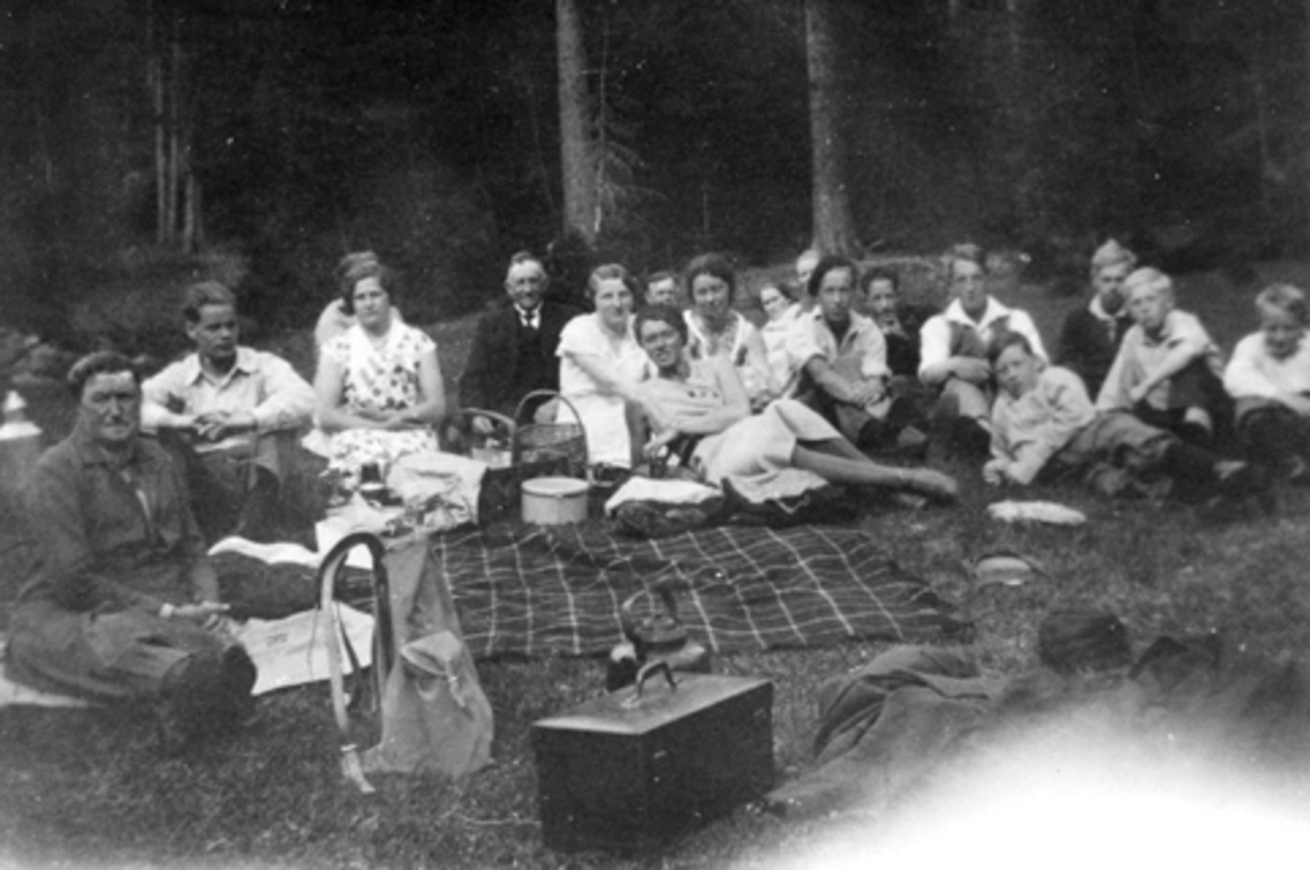 Anno Domkirkeodden, Stor gruppe barn og voksne. Tur til Øyer. Pledd, ryggsekk, kurver. Jovall, Mørkved.