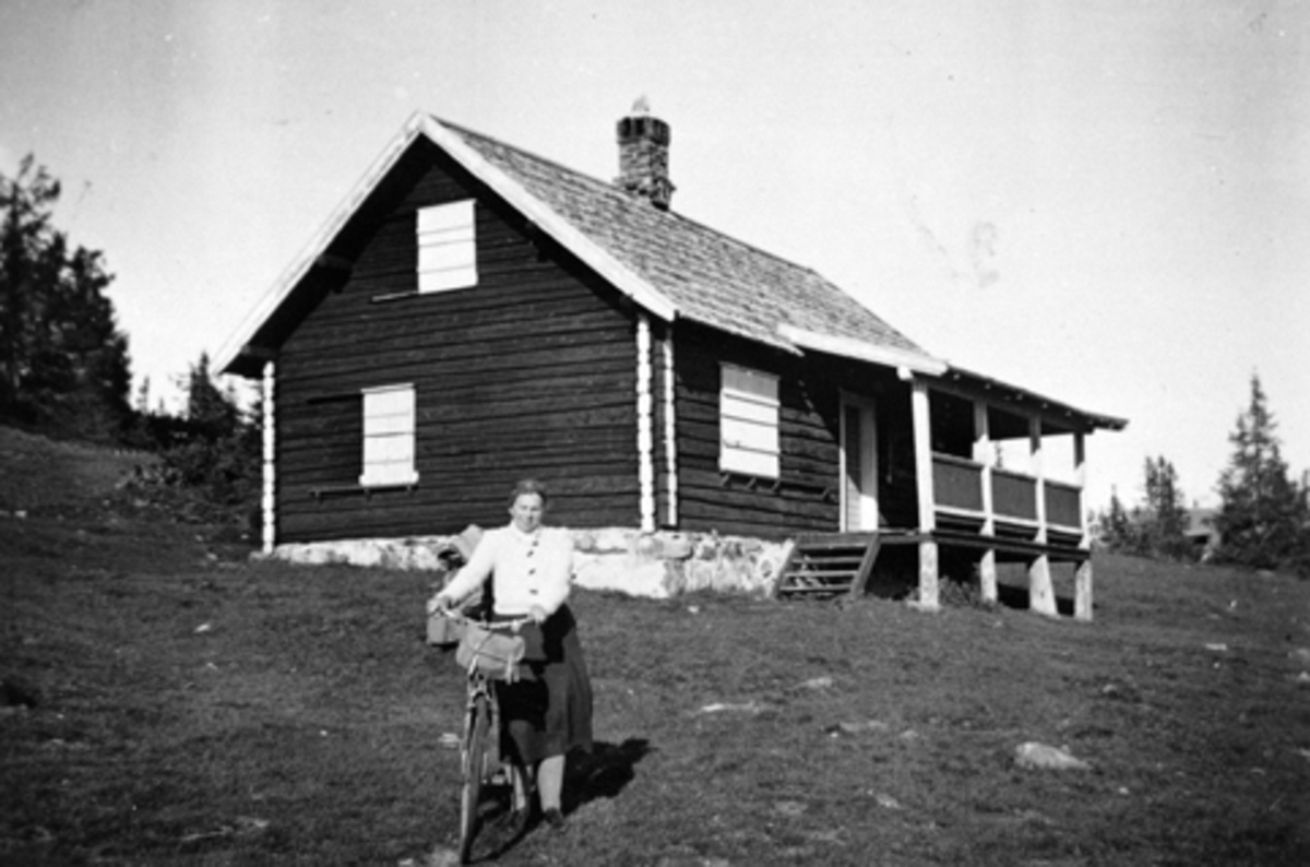 Anno Domkirkeodden, Eksteriør, hytte til Pinnerud gård, Furnes. Ligger på Øyungen, Ringsakerfjellet. Damen med sykkel er Regine Nilsen.