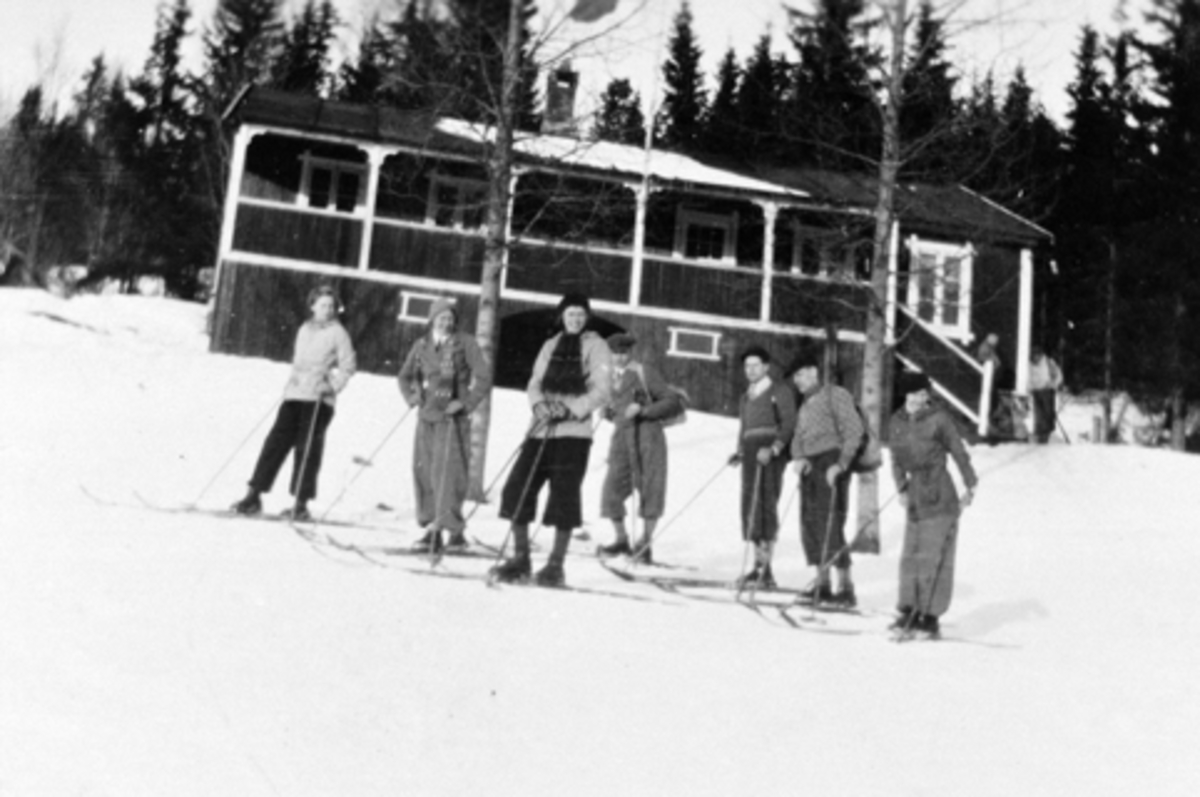 Anno Domkirkeodden, Eksteriør, HIL-hytta, Furnesåsen, skiløpere.