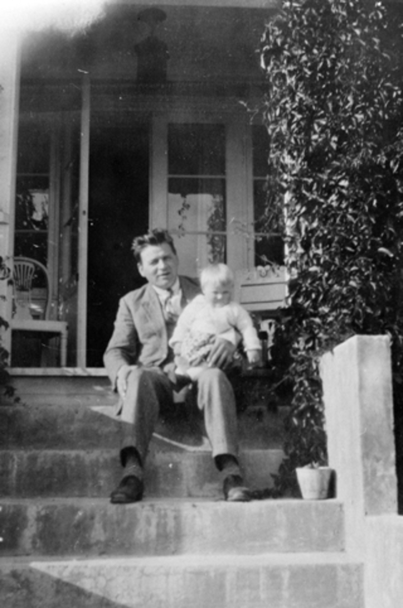 Anno Domkirkeodden, Mann og barn, Petter Skyberg og Tordis Skyberg på verandatrappa på Mørkved store, Furnes, Rinsaker.